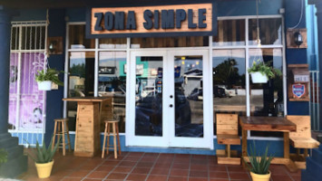 Zona Simple Cafe outside